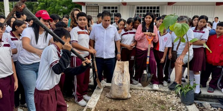 Siembran el “Árbol de la Paz” en la Escuela Secundaria Luz María Zaleta de Playa del Carmen