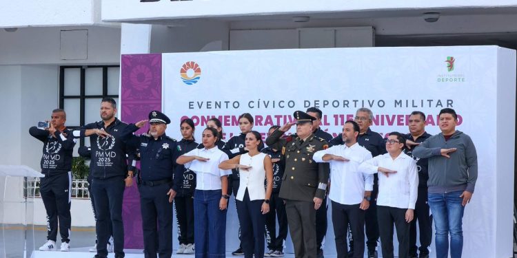 Ana Paty encabezó el desfile militar del 115 Aniversario de la Revolución Mexicana en Cancún