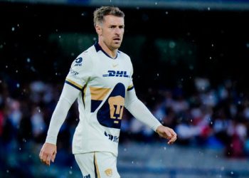 Aaron Ramsey con el uniforme de Pumas durante un partido de la Liga MX antes de su sorpresiva salida del club.
