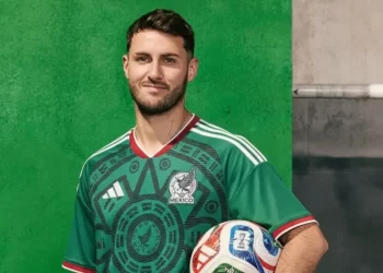 Jugadores de la Selección Mexicana posan con la nueva playera para la Copa del Mundo 2026, con diseño verde esmeralda y detalles dorados inspirados en la cultura mexicana.