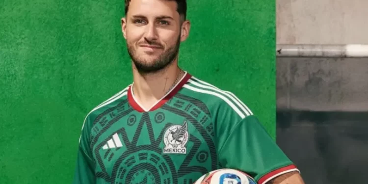 Jugadores de la Selección Mexicana posan con la nueva playera para la Copa del Mundo 2026, con diseño verde esmeralda y detalles dorados inspirados en la cultura mexicana.
