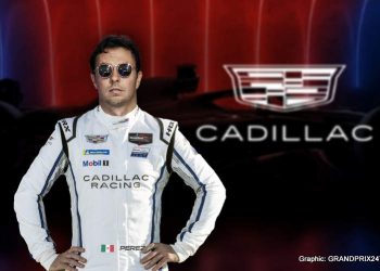 Checo Pérez sonríe durante un evento de Fórmula 1 mientras Cadillac elogia su talento y lo menciona como piloto con hambre de éxito.