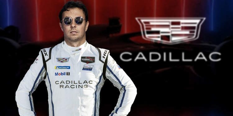 Checo Pérez sonríe durante un evento de Fórmula 1 mientras Cadillac elogia su talento y lo menciona como piloto con hambre de éxito.