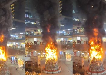 Árbol de Navidad se incendia dentro de Centro comercial de Chengdu, China