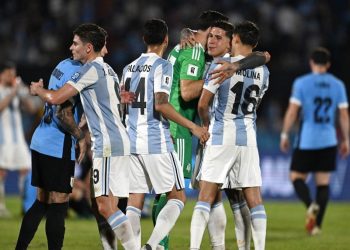 Lionel Messi sostiene la Copa del Mundo con la camiseta de Argentina mientras expresa su deseo de jugar el Mundial 2026 pese a su edad.