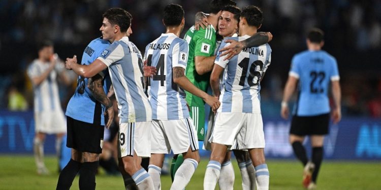 Lionel Messi sostiene la Copa del Mundo con la camiseta de Argentina mientras expresa su deseo de jugar el Mundial 2026 pese a su edad.