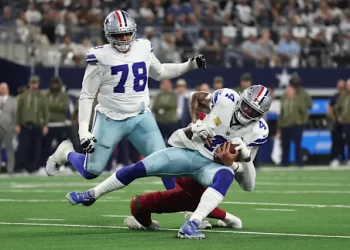 Kyler Murray celebra la victoria de los Arizona Cardinals frente a los Dallas Cowboys durante la temporada 2025 de la NFL.