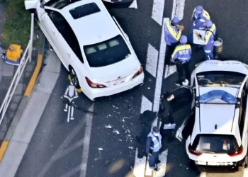 Conductor roba auto en Tokio y atropella a 11 peatones