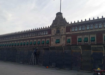 Palacio Nacional blindado con vallas metálicas de tres metros por marcha Generación Z: Seguridad reforzada en CDMX impacta movilización