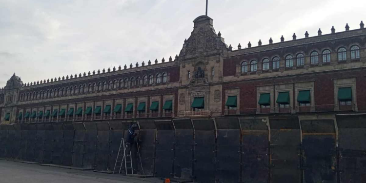 Palacio Nacional blindado con vallas metálicas de tres metros por marcha Generación Z: Seguridad reforzada en CDMX impacta movilización