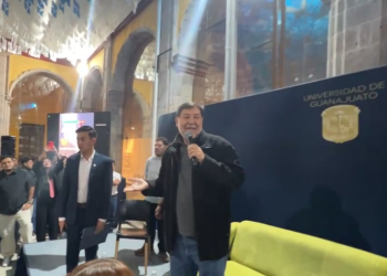 Corren a Noroña de la Universidad de Guanajuato, protestas y polémica por el caso Manzo y austeridad republicana