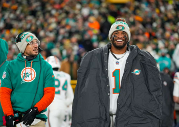 Mike McDaniel y Tua Tagovailoa en los Dolphins, crisis en la ofensiva y la temporada decepcionante