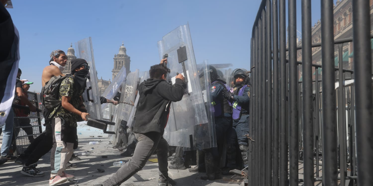 Segob condena violencia marcha Generación Z: explosivos, agresiones y daños en el Zócalo CDMX