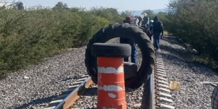 Productores de maíz exigen diálogo: bloqueo de vías de tren y carreteras, agricultores protestan por precios del maíz en México