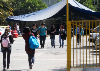 Agresión a alumna con muletas CCH Vallejo: video, suspensión de clases y nuevo jefe de vigilancia estremecen a la comunidad