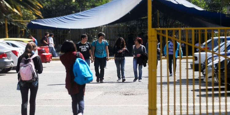 Agresión a alumna con muletas CCH Vallejo: video, suspensión de clases y nuevo jefe de vigilancia estremecen a la comunidad