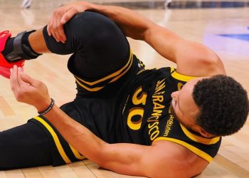 Stephen Curry lesionado tras impacto en cuádriceps