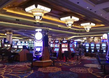 Agentes federales mexicanos inspeccionan casinos en diferentes estados tras descubrir una red nacional de lavado de dinero en 2025.
