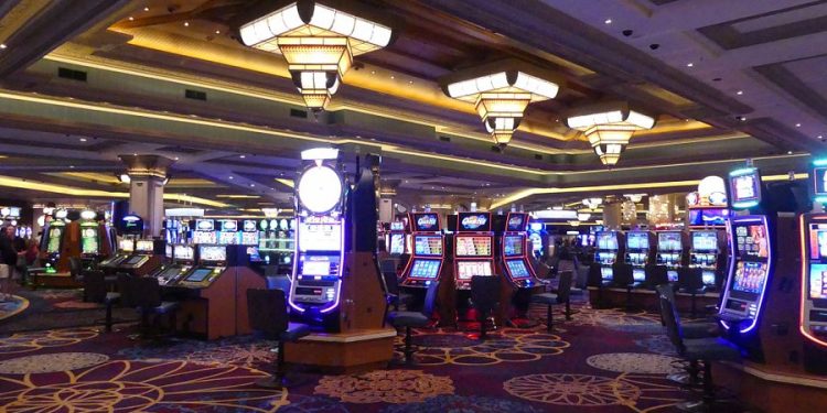 Agentes federales mexicanos inspeccionan casinos en diferentes estados tras descubrir una red nacional de lavado de dinero en 2025.