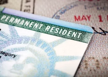 Gobierno de Trump ordena revisar miles de green cards por motivos de seguridad