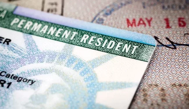 Gobierno de Trump ordena revisar miles de green cards por motivos de seguridad