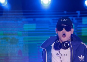 Bizarrap durante una sesión en su estudio, mientras se confirma que negocia protagonizar el show de la NFL en el Bernabéu.