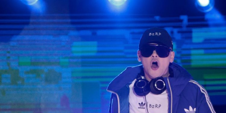 Bizarrap durante una sesión en su estudio, mientras se confirma que negocia protagonizar el show de la NFL en el Bernabéu.