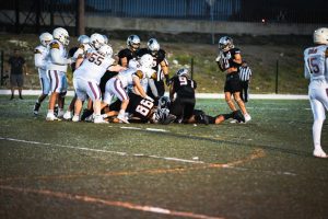 Jugadores de Potros ITSON chocando cascos antes del partido de playoffs contra Anáhuac Cancún en la ONEFA 2025.