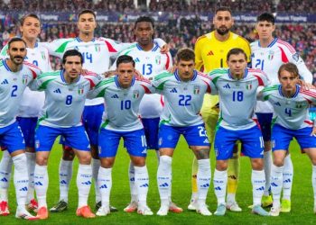 Selección de Italia preocupada en el campo durante su lucha por clasificar al Mundial 2026.