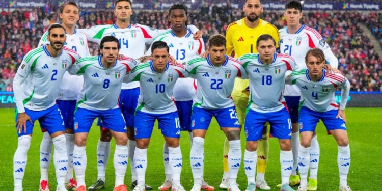 Selección de Italia preocupada en el campo durante su lucha por clasificar al Mundial 2026.