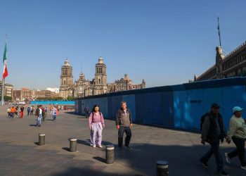 Palacio Nacional con vallas y bloques de concreto antes de marcha feminista