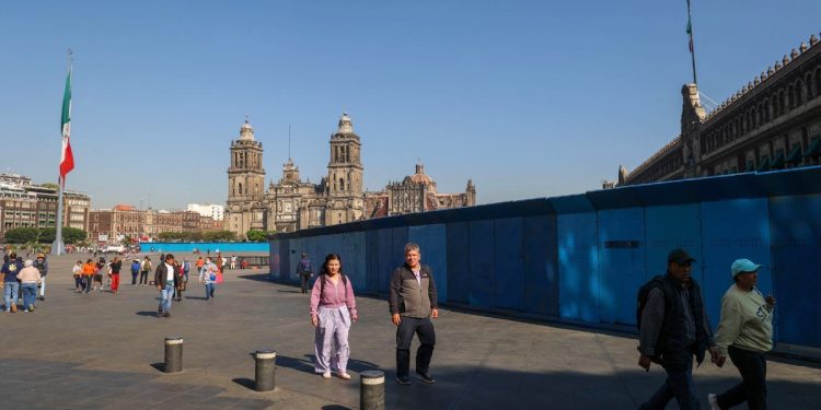 Palacio Nacional con vallas y bloques de concreto antes de marcha feminista