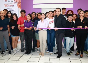 Ana Paty Peralta, instaló un Buzón Morado en la Universidad Tecnológica de Cancún (UT)