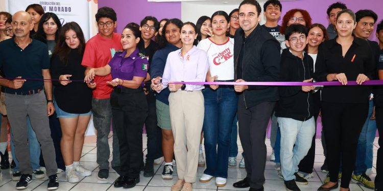 Ana Paty Peralta, instaló un Buzón Morado en la Universidad Tecnológica de Cancún (UT)