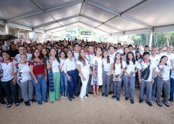 Ana Paty Peralta, atestiguó la entrega de 200 tarjetas del programa nacional “Benito Juárez” en el (CBTis) 301