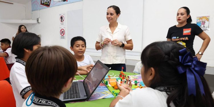 Ana Paty Peralta, entrega tenis escolares del programa “Pasos para la Transformación”, a los alumnos de la primaria “Niño Mexicano”