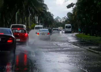 Clima en Cancún lunes 22 de diciembre: chubascos y actividad eléctrica