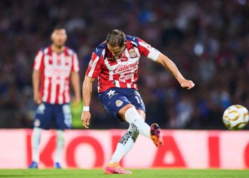Chicharito falla penal clave y afecta a Chivas