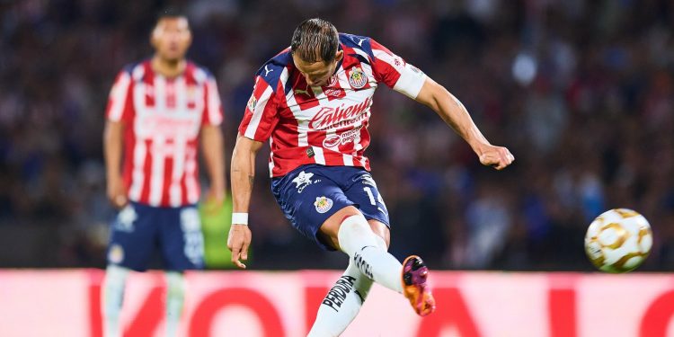 Chicharito falla penal clave y afecta a Chivas