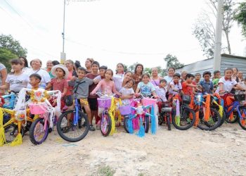 Ana Paty Peralta, entregó 24 bicicletas a igual número de niñas y niños en la colonia “El Porvenir 2”