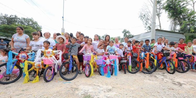 Ana Paty Peralta, entregó 24 bicicletas a igual número de niñas y niños en la colonia “El Porvenir 2”
