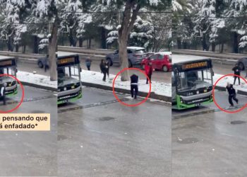 Chofer detiene su autobús para jugar con niños usando bolas de nieve