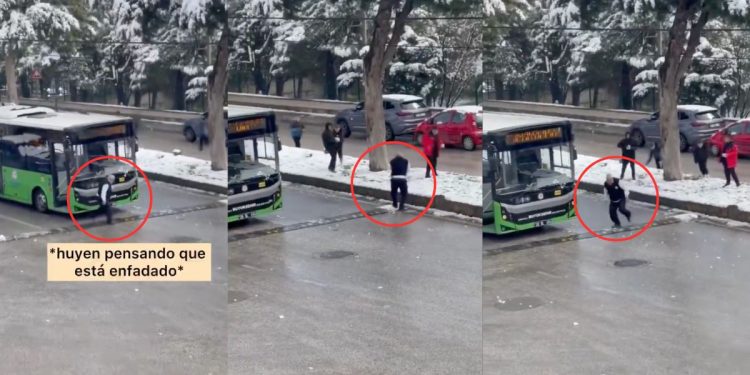 Chofer detiene su autobús para jugar con niños usando bolas de nieve