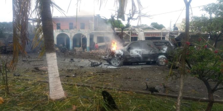 Coche Bomba EXPLOTA afuera de la Policía Comunitaria de Coahuayana, Michoacán