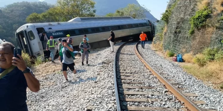 Confirman 13 víctimas mortales y 98 lesionados por descarrilamiento del Tren Interoceánico en Oaxaca