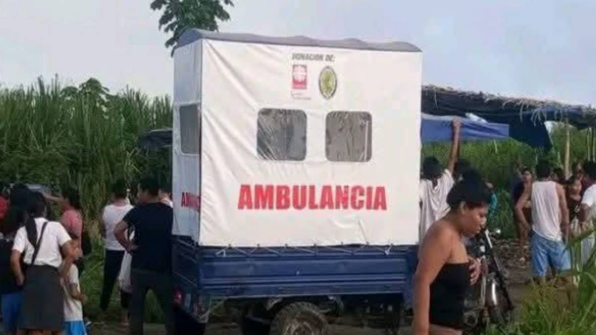 Embarcaciones afectadas tras el derrumbe en Peru