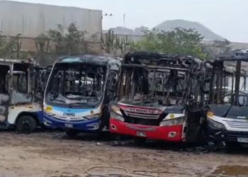 Extorsionadores incendian 18 autobuses en Ate, Perú