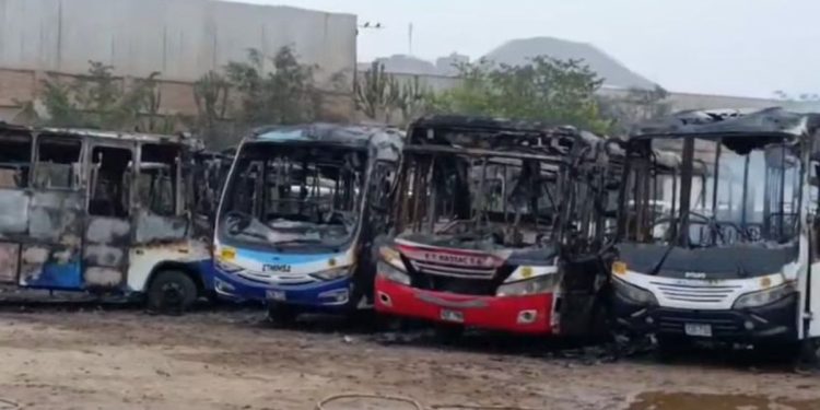 Extorsionadores incendian 18 autobuses en Ate, Perú