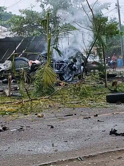 Coche Bomba EXPLOTA afuera de la Policía Comunitaria de Coahuayana, Michoacán