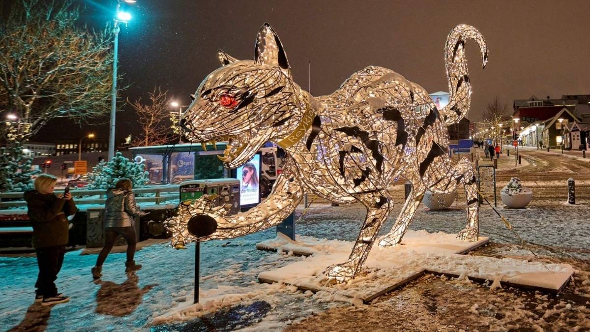 Islandia el gato navideño que castiga